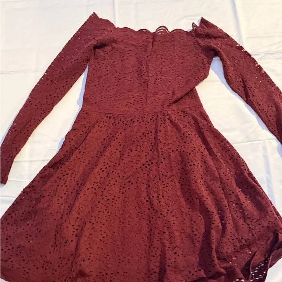 Elegant Burgundy Lace Dress - Picture 2 of 4